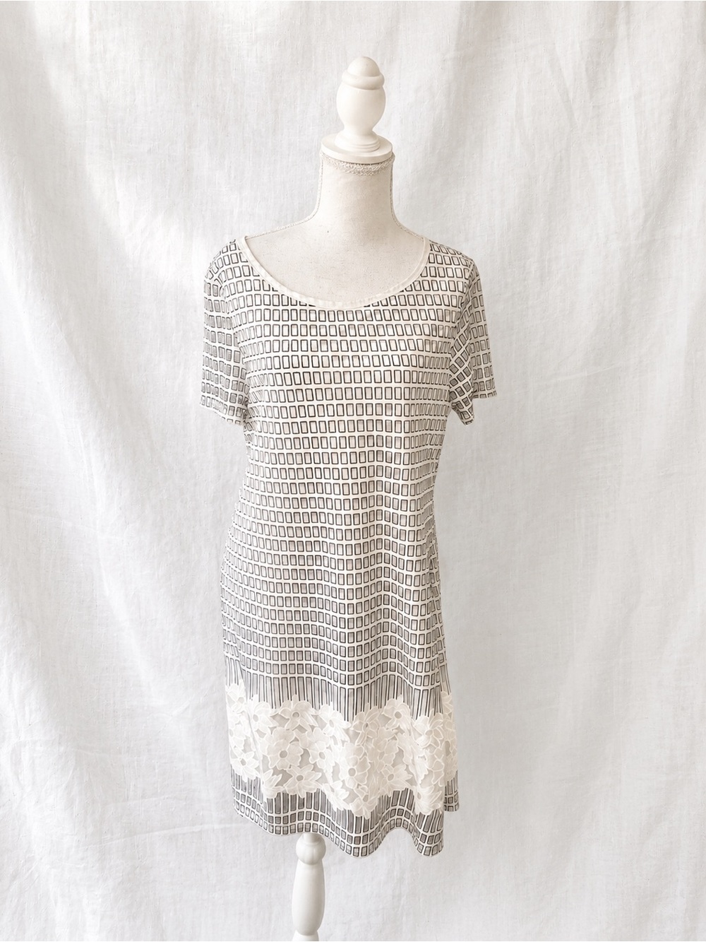 Women's Short Sleeve Geometric Print Dress with Lace Trim - White/Grey